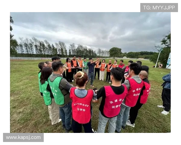 广厦男篮啦啦队热舞助威 篮球激情点燃黄龙之夜 今晚见哟